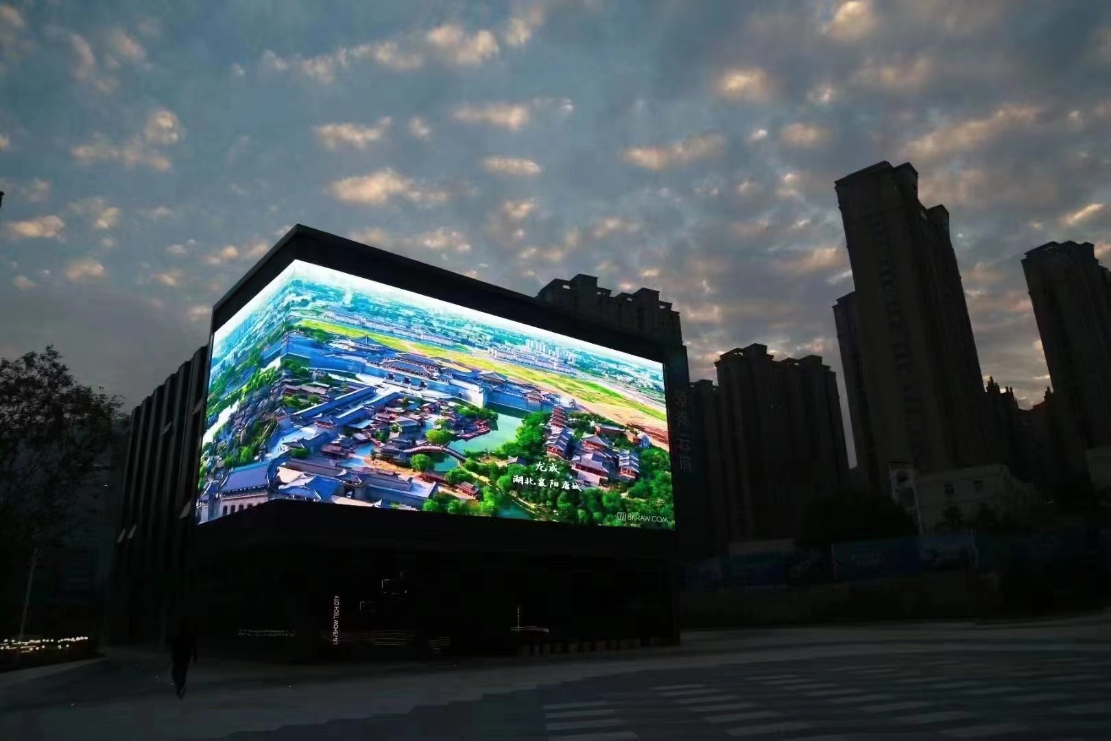 裸眼3D與LED廣告顯示屏發(fā)展趨勢(shì)對(duì)比
