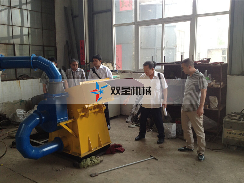 客戶(hù)參觀我廠木材粉碎機(jī)