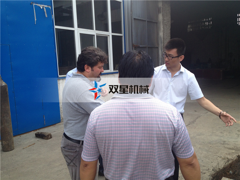 廢鋁撕碎機(jī)客戶來廠參觀