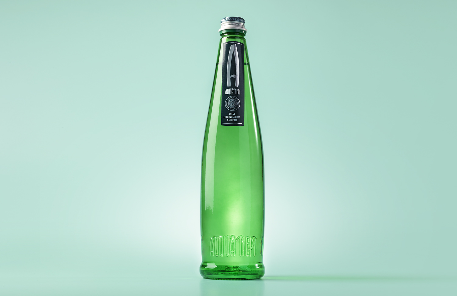 高端礦泉水包裝設計用字母做核心符號(圖1)