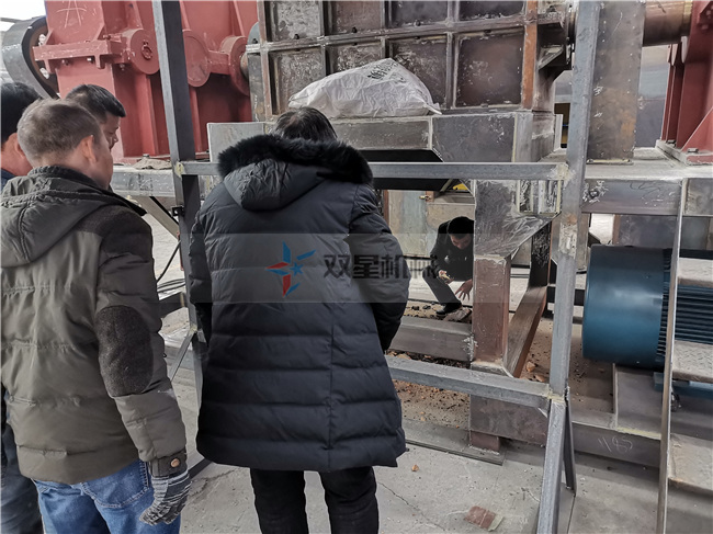 安徽客戶(hù)現(xiàn)場(chǎng)參觀試機(jī)金屬粉碎機(jī)