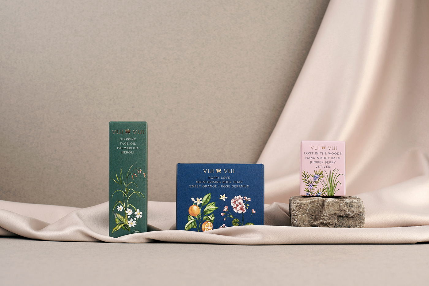 能讓人想起傳統(tǒng)的植物學(xué)書(shū)籍的護(hù)膚品包裝設(shè)計(jì)(圖1)