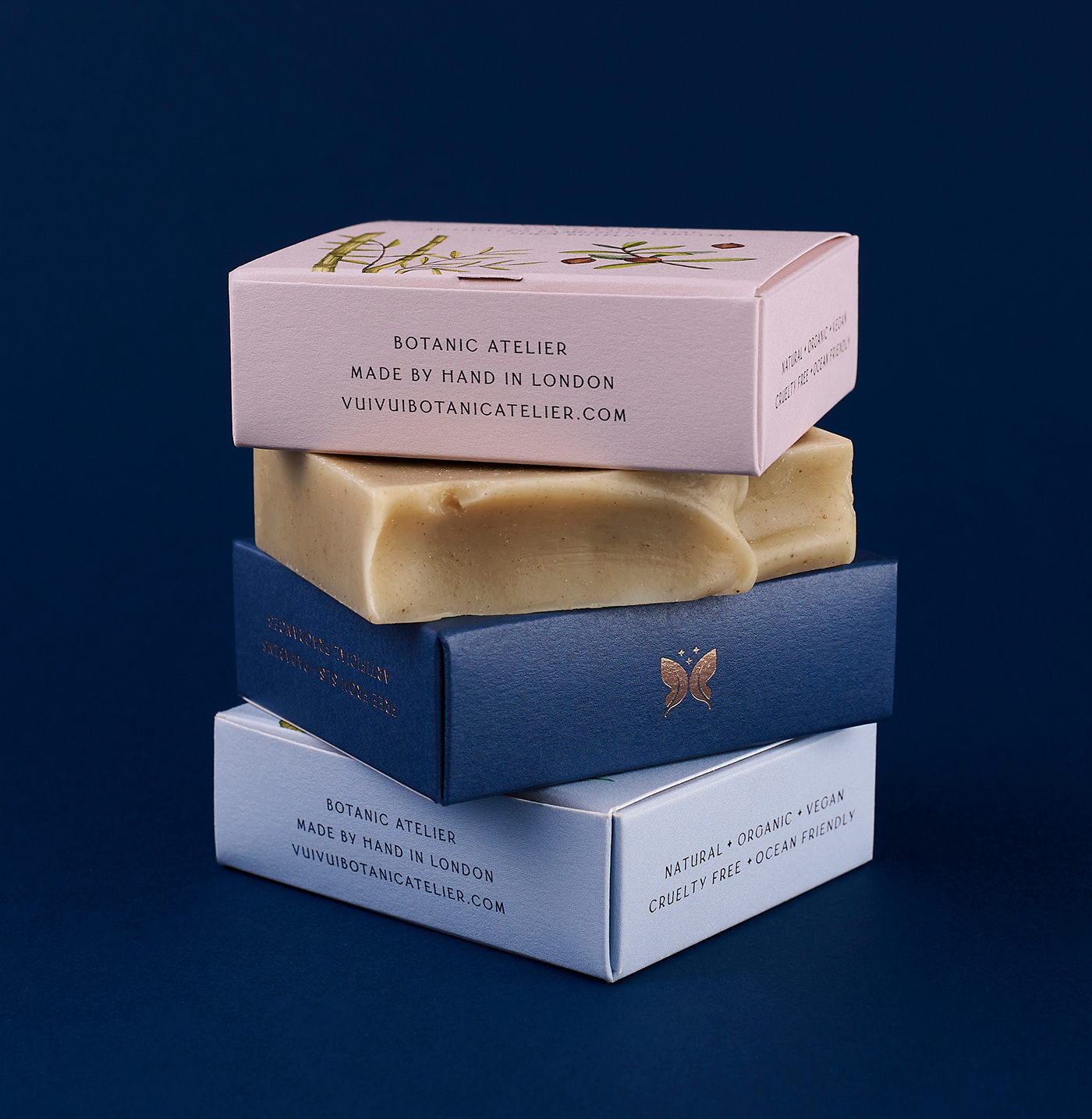 能讓人想起傳統(tǒng)的植物學(xué)書(shū)籍的護(hù)膚品包裝設(shè)計(jì)(圖12)