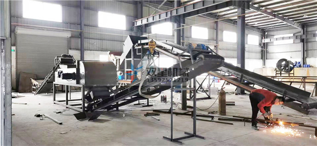 廢鐵粉碎機(jī)生產(chǎn)現(xiàn)場