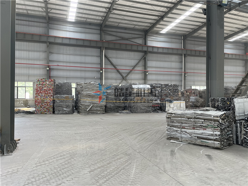 <a href='http://www.huashiji.cn/1/54.html' target='_blank'><span>廢鋁粉碎機</span></a>作業(yè)現(xiàn)場