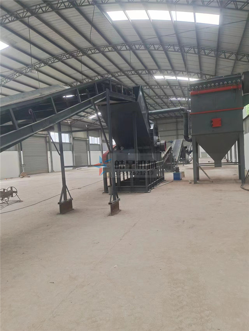 西寧客戶金屬粉碎機(jī)廢鋁破碎機(jī)設(shè)備生產(chǎn)現(xiàn)場(chǎng)
