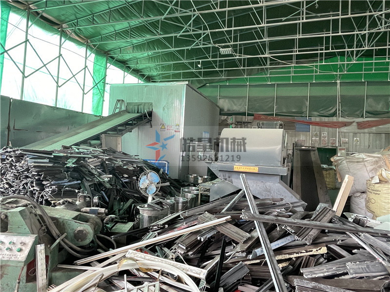 <a href='http://www.huashiji.cn/' target='_blank'><span>金屬粉碎機</span></a>作業(yè)現(xiàn)場