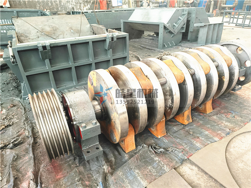 <a href='http://www.huashiji.cn/' target='_blank'><span>金屬粉碎機(jī)</span></a><a href='http://www.huashiji.cn/case/501.html' target='_blank'><span>錘頭</span></a>、<a href='http://www.huashiji.cn/case/502.html' target='_blank'><span>篩板</span></a>、破碎腔體生產(chǎn)組裝現(xiàn)場(chǎng)