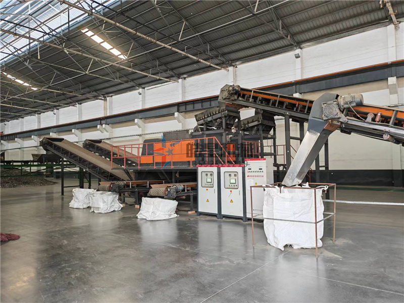 金屬粉碎機產(chǎn)量大小和粉碎機的生產(chǎn)效率是密切相關(guān)的，如果遇到金屬粉碎機出料慢就會導(dǎo)致產(chǎn)量下降，影響生產(chǎn)效率。